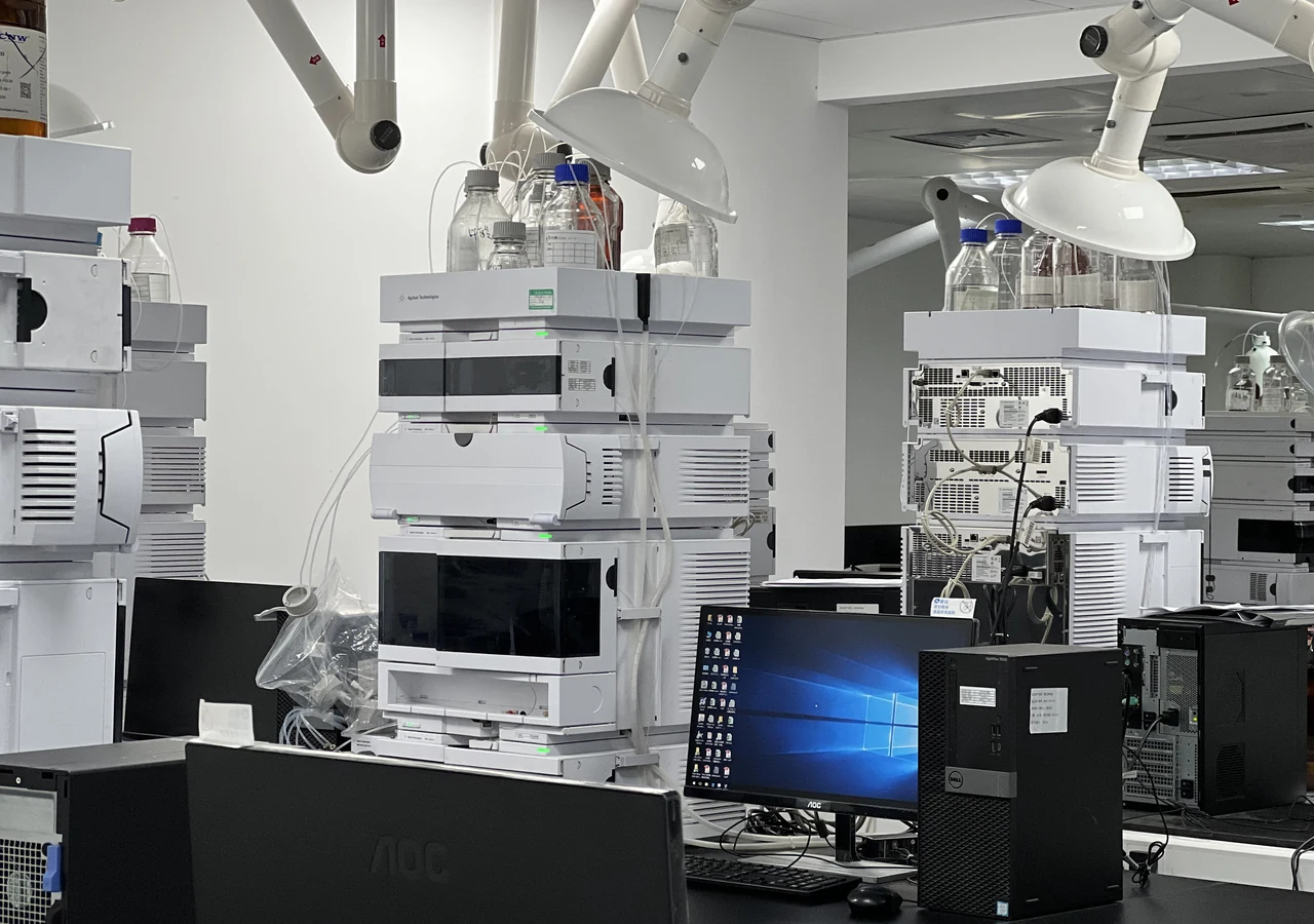 Analytical testing equipment in the VitalleoNutra laboratory
